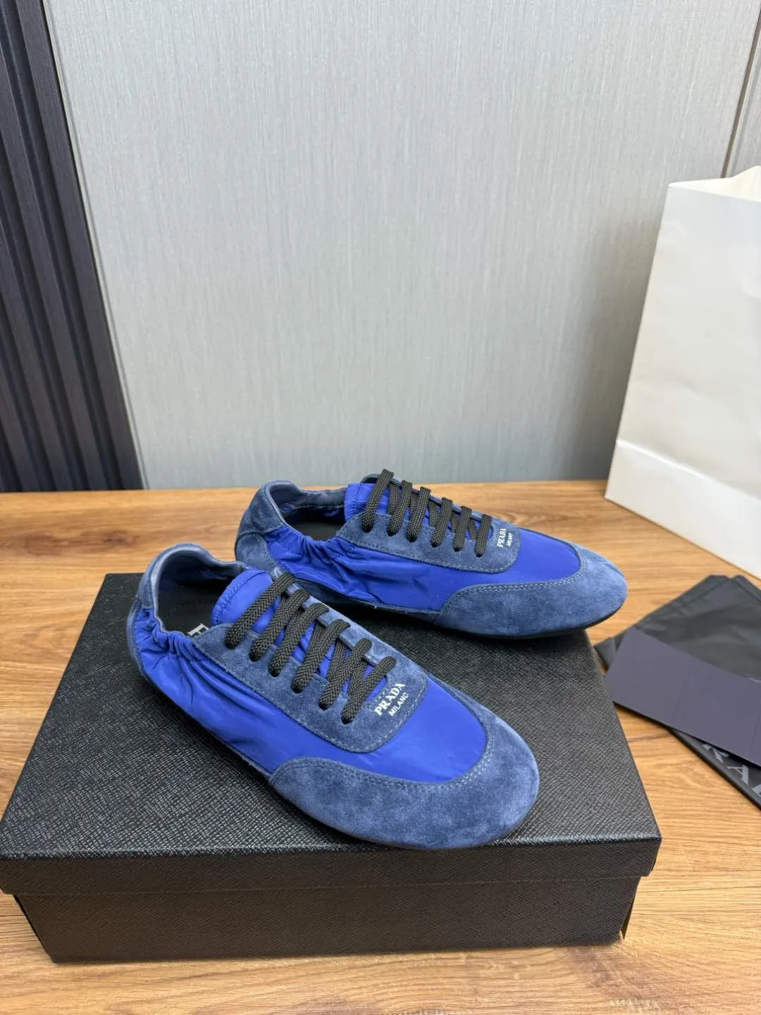 Men's shoes 💰600💰 PRADA 2025 Early Spring Collapse New Couple Style Sports Shoes Moral Training Shoes The name Collapse comes from the fact that it can be easily put on and taken off with bare hands. The light and comfortable features make it more relaxed and casual. The side elastic design can be worn twice! Super comfortable catwalk sneakers, as light and thin as ballet slippers, as comfortable as sneakers, comfortable and super light on the feet. Fabric: nubuck leather spliced ​​with nylon cloth. Silk cowhide foot pads. Size: Women's code 35/40 Men's code 39/45